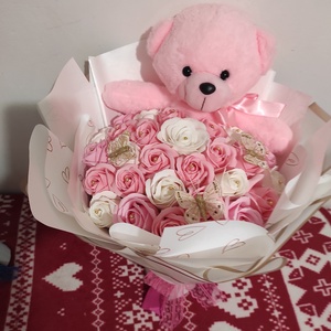 Buchet cu trandafiri de săpun parfumați și ursuleț  - Artynos.ro