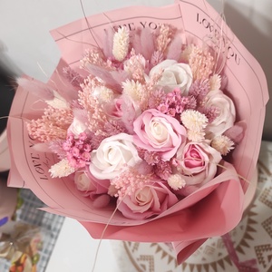 Buchet cu trandafiri de săpun parfumați și plante uscate , Casă & Stil de viață, Accesorii pentru decorat casa, Suport de flori, Buchete de flori, Altele, Aranjament de flori, ARTYNOS