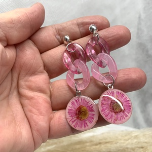 Cercei handmade unicat cu flori naturale și rășină - Artynos.ro
