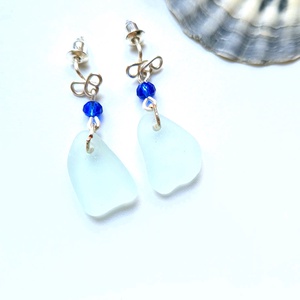 Cercei argintati cu sticla de mare-sea glass și margele de sticla albastru , Bijuterii, Cercei, Cercei și ornamente pentru urechi, Confecționarea bijuteriilor, ARTYNOS