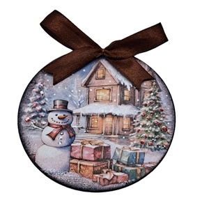 Glob lemn pentru Craciun, decor impodobit cu casa si om de zapada cu cadouri  - Artynos.ro
