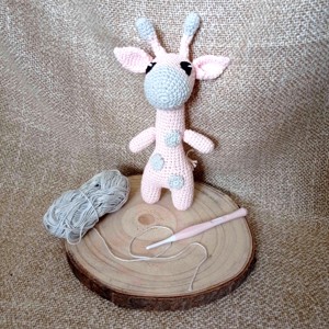 Girafă croșetată - Artynos.ro