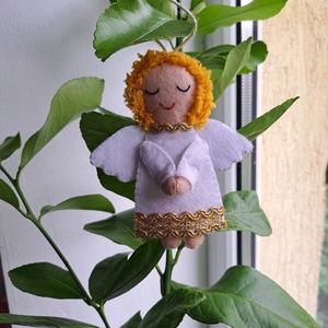 Îngeraș decorațiune pentru brad, Accesorii de Crăciun, Decorațiuni de Crăciun de casă, Decorațiuni pentru pomul de Crăciun, Cusătură, Este realizat manual din fetru și cusut manual. Detaliile feței sunt brodate de mână. 
Se poate agă..., ARTYNOS