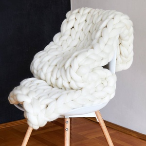 Pătură tricotată manual din fir gigant de lână naturală de merinos, ivory.  - Artynos.ro
