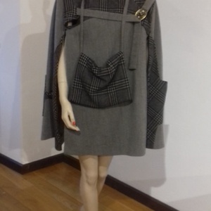 Gray, Imbracaminte si moda, Haine dama, Paltoane dama, Cusatura, Tesatura, O capă foarte elegantă, într-o combinație de materialități și un concept care o fac unică. Confecți..., ARTYNOS