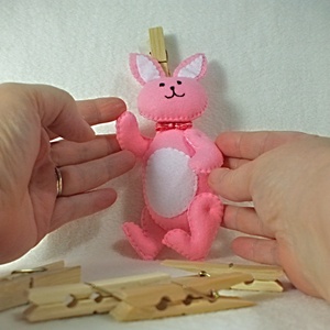 Rila Iepurila ,jucarie sau decoratie de Pasti pentru camera copilului,Jucarie de agatat la carucior, cadou pentru baby. - Artynos.ro