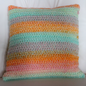 Fata de perna crosetata cu doua fete de 35x35cm. Realizata din fir multicolor si cu nasturi. - Artynos.ro