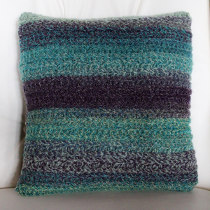 Fata de perna crosetata cu doua fete de 35x35cm. Realizata din fir multicolor si cu nasturi. - Artynos.ro