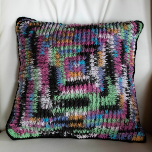 Fata de perna crosetata cu doua fete de 40x40cm.Una dintre fete este din fir acrilic multicolor - Artynos.ro