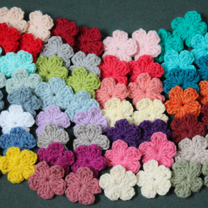12 variante, set 2 - Flori crosetate din fir 100% bumbac pentru aplicat pe textile sau inclus in proiecte personale. - Artynos.ro