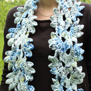 Fular floral crosetat din fir acrilic multicolor - Artynos.ro