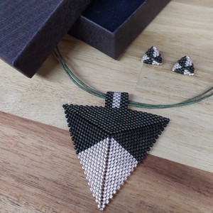 Set de bijuterii albe cu perle de culoare verde închis - Artynos.ro