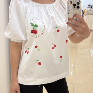 Bluză pictată manual cu cireșe si accesoriu cireașă croșetat, Îmbrăcăminte și modă, Haine damă, Bluze damă, Croșetat, Pictură, ARTYNOS