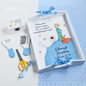 Set prima aniversare baietel Micul Print tava mot personalizata pictata manual - Artynos.ro