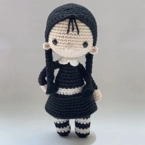 Papusa crosetata Wednesday Addams - Artynos.ro