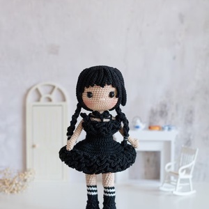 Papusa crosetata Wednesday Addams - Artynos.ro