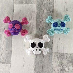Breloc crosetat Skull - Artynos.ro