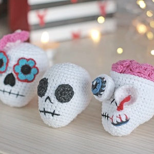 Breloc crosetat Skull - Artynos.ro
