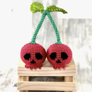 Breloc crosetat Cherry Skull - Artynos.ro